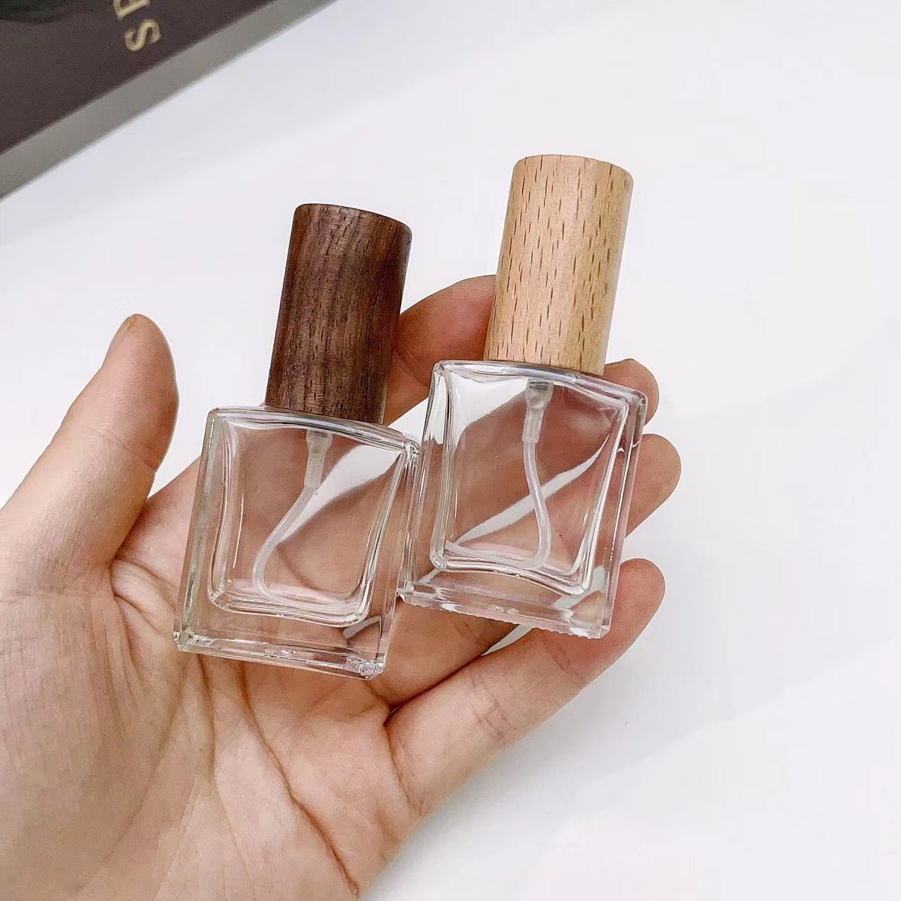 Oud Perfume Spray - 나무 뚜껑이 있는 투명한 두꺼운 유리