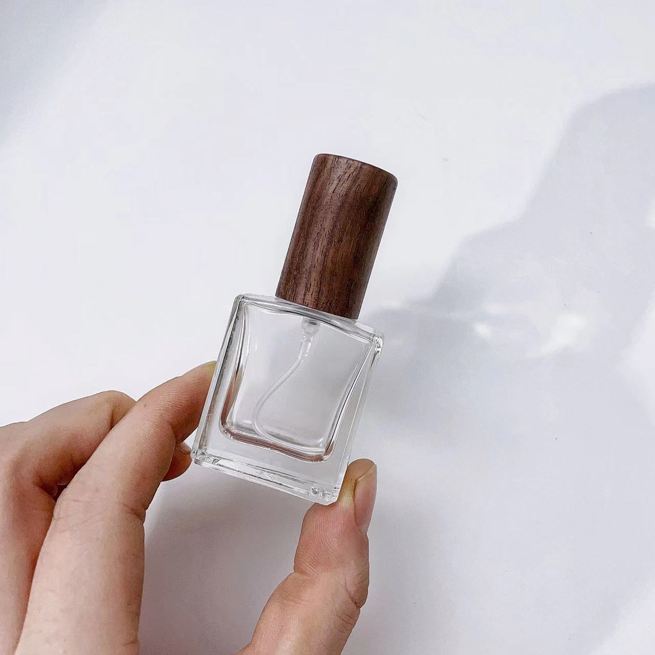 나무 뚜껑이 있는 투명한 두꺼운 유리 향수 스프레이 병 - Oud Perfume Spray 리뷰 및 가격